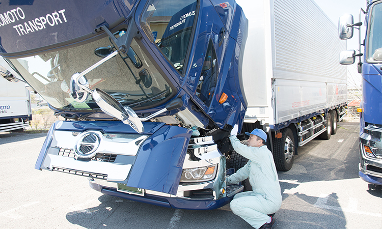 車両メンテナンスしている様子